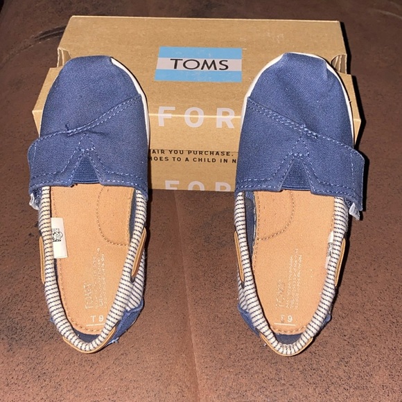 Tom’s little kids canvas slip ons - great condition - Picture 1 of 5